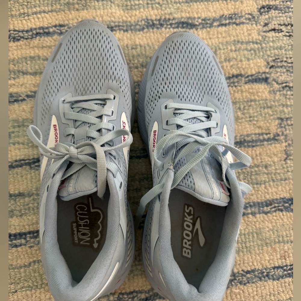 Brooks adrenaline GTS 22. Great shoes. Too tight for me. Size 9